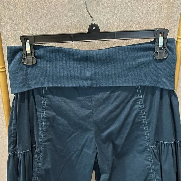 Matilda Jane adorable wide capri length with gathered seams and side ties. - Picture 3 of 4